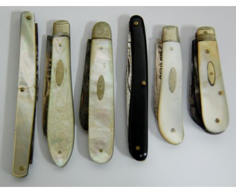 A Victorian pocket knife, having folding silver blade and mother of pearl handles, together with five other examples (6)