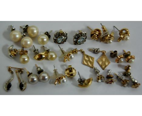 Mixed lot of 9ct gold and yellow metal synthetic pearl ear studs, etc