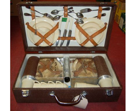 A mid-20th century Coracle picnic hamper  Condition Report / Extra Information One knife and two beakers missing. 
Some wear 