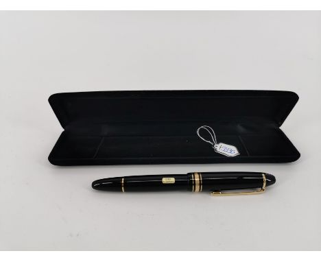 MONTBLANC FÜLLFEDERHALTER / KOLBENFÜLLER, Meisterstück No. 146, Gehäuse aus schwarzem Resin mit vergoldeten Monturen und 14 k