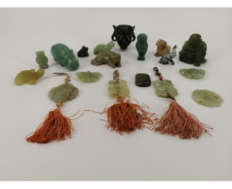 KONVOLUT SCHNITZFIGUREN UND AMULETTE AUS STEIN - 18 Stück. Unterschiedliche Steine / Schmucksteine in Grün (u. a. Jade), Form