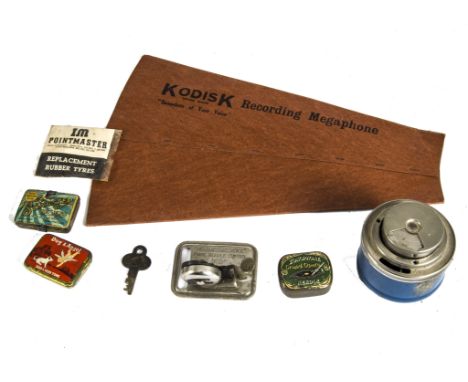 Gramophone accessories, including an HMV 5A fibre cutter Zonophone Grand Opera needle tin and two others, a Nipper key,  Kodi