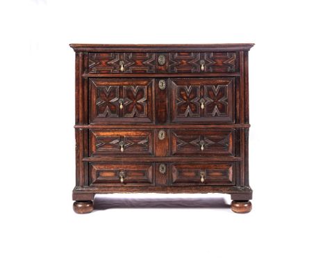 AN OAK CHEST OF DRAWERS, FIRST HALF 18TH CENTURY The moulded rectangular top above a long frieze drawer, three long graduatin