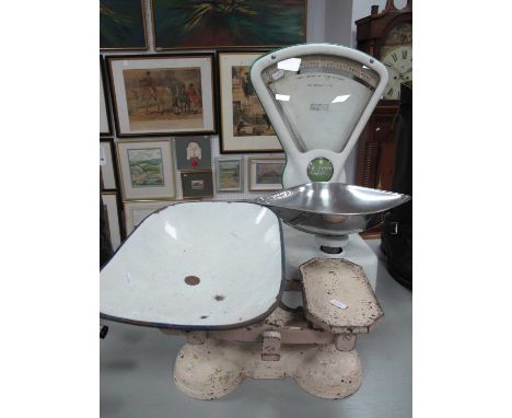 Avery Shop Scales, to weigh 2lb, painted iron scales.