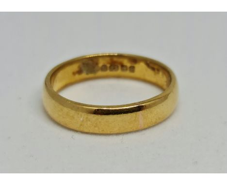 A hallmarked 22ct yellow gold plain wedding band, ring size M, weight approx. 5.3g. IMPORTANT: Online viewing and bidding onl