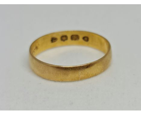 A hallmarked 22ct yellow gold plain wedding band, ring size L½, weight approx. 2g. IMPORTANT: Online viewing and bidding only