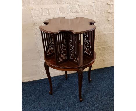 An Edwardian mahogany revolving book shelf table on four Queen Ann style legs. IMPORTANT: Online viewing and bidding only. Co