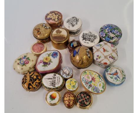 21 various pill boxes, some enamelled some porcelain, including Crummles, Ashford, etc. IMPORTANT: Online viewing and bidding
