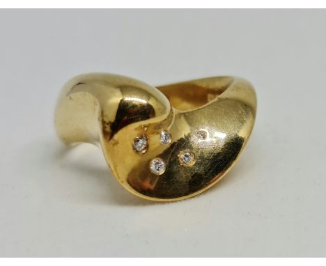 A hallmarked 18ct yellow gold diamond ring, the cotemporary shaped design set with five round brilliant cut diamond accents, 
