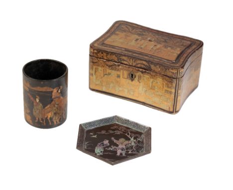 EXPORT LACQUER TEA CADDY, QING DYNASTY, 19TH CENTURY, the shaped rectangular box decorated with courtiers engaged in various 