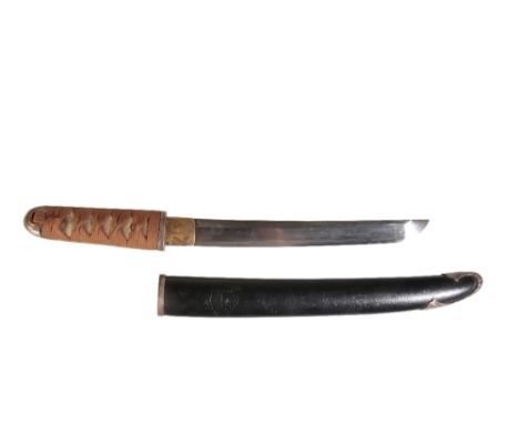 JAPANESE SHORT SWORD (TANTO), EDO PERIOD, the slightly curved steel blade with tooled leather scabbard, the ray skin hilt wit