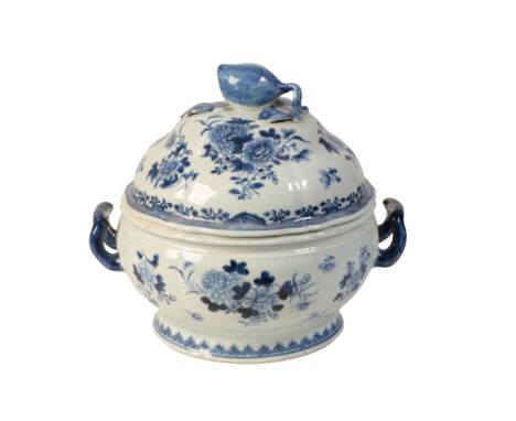 EXPORT BLUE AND WHITE TUREEN AND COVER, QING DYNASTY, 18TH CENTURY, the sides painted with flower sprays, surmounted by a bud
