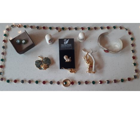 A small quantity of Swarovski costume jewellery, 2 small Caithness pin badges, a Pitlochry Heathergems silver and pewter bang