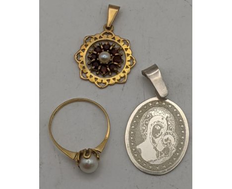 Mixed jewellery to include a 14ct gold and pearl ring 1.3g, together with a 9ct gold pendant faceted with a central pear surr