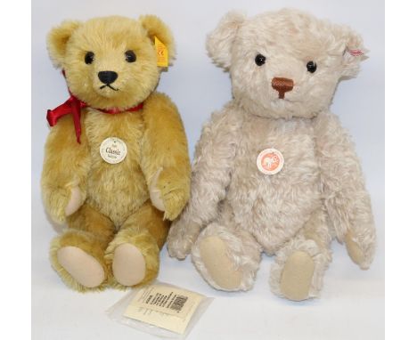 Two Steiff Classic teddy bears: 1909 reproduction bear 000508 in golden mohair, and another bear in white mohair, max. H33cm 