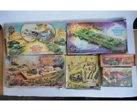 Collection of Airfix HO (1/76) scale plastic model kits to include boxed assault sets (Pontoon Bridge, Gun Emplacement, Coast