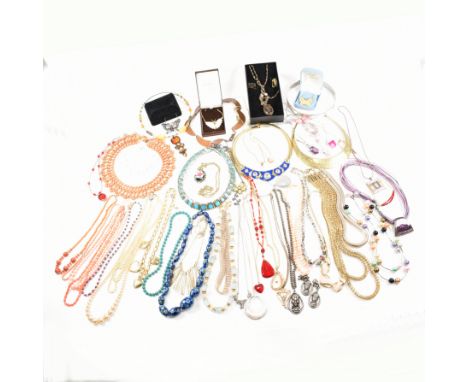 A collection of vintage and modern costume jewellery necklaces. The necklaces to include bed glass, gold tone, silver tone, s