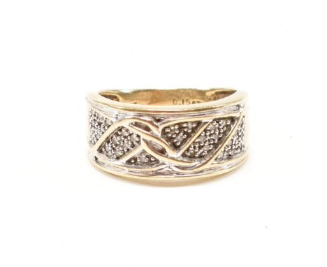 A hallmarked 9ct gold and diamond cluster ring. The ring having a head with clustered round cut diamond in an Art Nouveau sty