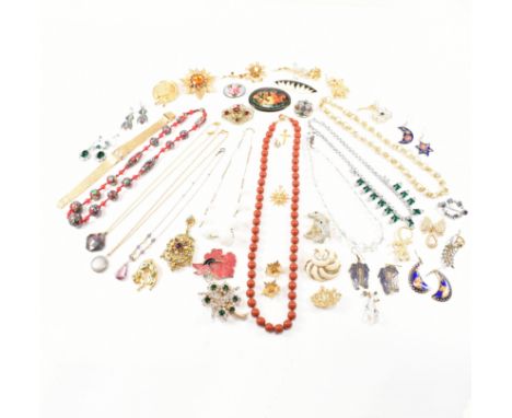 An assorted collection of vintage and later costume jewellery. The lot to include gold and silver tone metal, white stones, c