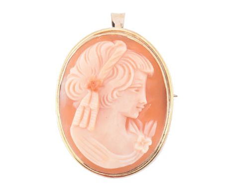 A hallmarked 9ct gold cameo brooch having a carved cameo panel to the centre featuring a female figure facing to the right. H
