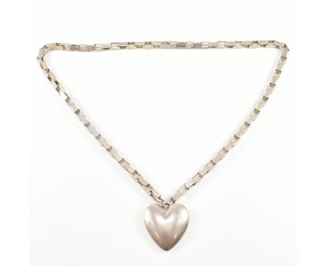 A contemporary 925 Norwegian Silver pendant necklace. The chain comprised of rectangular chain links suspending a heart shape