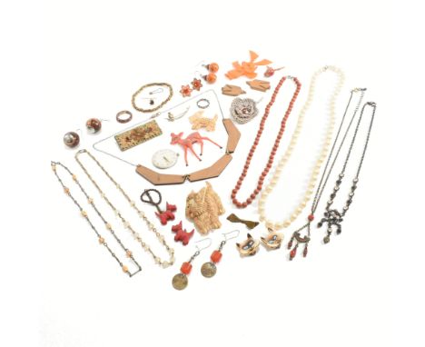 An assorted collection of vintage and later costume jewellery. The lot to include 925 silver, gold and silver tone metal, sim