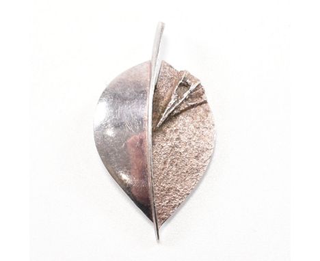 A vintage Finnish Riitta Hakala 925 silver brooch pin. The brooch in the form of a leaf having textured detailing to one side