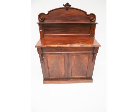 A Victorian mahogany chiffonier buffet sideboard. Having a shelf ledge back, with concealed single drawer above a two door cu