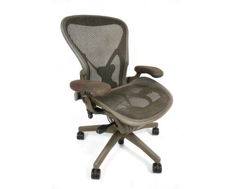 Vintage Retro : A Herman Miller contemporary adjustable desk chair. Grey mesh seat and back with padded elbow rests. H91cm