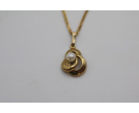 Ladies 9ct Gold Cultured Pearl pendant on chain 4.3g total weight 