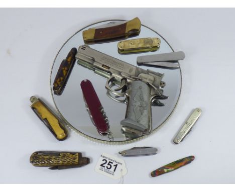 COLLECTION OF VINTAGE PEN KNIVES & A CIGARETTE LIGHTER IN THE FORM OF A PISTOL
