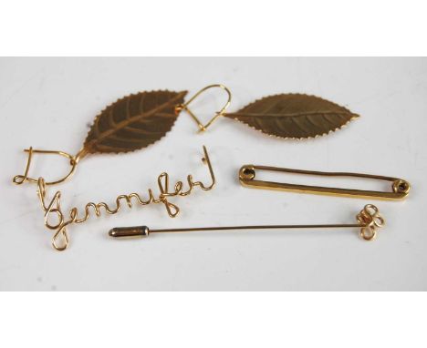 A bag of assorted yellow metal jewellery to include a pair of rose leaf drop earrings, a plain bar brooch, a piece of twisted