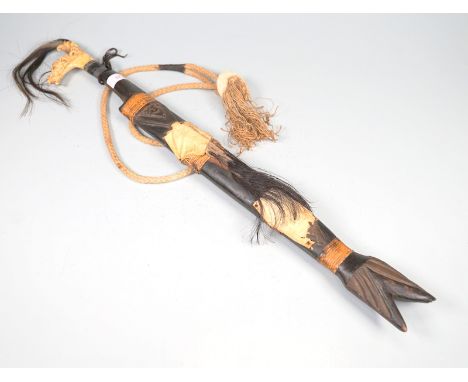Mandau Dayak Kopfgeldjägerschwert, Borneo/MalaysiaAufwendig gestaltet, Eisenklinge mit Schmiedemarke, Zinnmontierung - Ebenfa