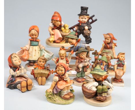 Hummel, Maria Innocentia, 1909-1946, für Goebel Porzellanfabrik: 13 Hummel-FigurenKeramik polychrom bemalt, 9-16cm, 1 Figur m
