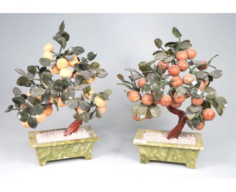 Pärchen Bonsai Bäume aus Nephrit und JadeitJadeit, Keramik und Stein, mit Draht umwickelt, Höhe 41cm, Pärchen. Pair of bonsai