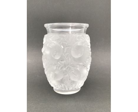 Rene Lalique, Wingen sur Moder, diamantgeritze Signatur: Vase "Bagatelle", Entwurf R. Lalique 1939Farbloses Glas partiell mat