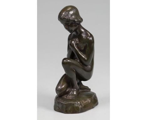 Borch, Elna, 1869 Kopenhagen - 1950 ebenda: Art déco Figur Kniendes MädchenBronze, grünlich patiniert: "Kniendes Mädchen", be