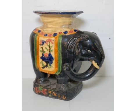 Keramik-Blumenhocker mit Sancai-Glasur, um 1900Terracotta mit Sancai-Glasur, Grundfarbe Schwarz, die Ornament-Glasur in Braun