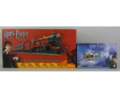 Hornby 'OO' gauge - A Harry Potter and the Prizoner of Azkaban platform, 9 3/4, R.8204, King's Cross Station, together with a