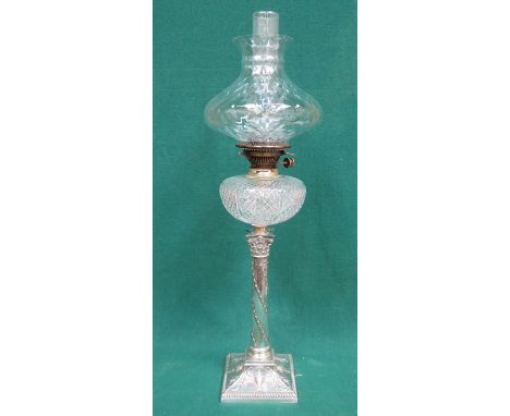 GOOD QUALITY SILVER PLATED COLUMN FORM OIL LAMP WITH GLASS RESERVOIR 