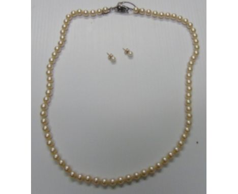 A Very Good Quality Pearl Necklace in a Case, with Pearl Earrings.