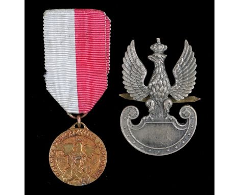 Second World War Free Polish Army cap badge , two blades to the reverse, British made example by J.R. Gaunt, London, together