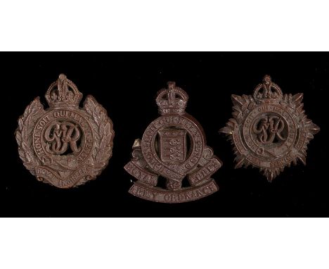 Second World War plastic economy cap badge to the Royal Army Ordnance Corps, in chocolate brown, two blades to the reverse, m