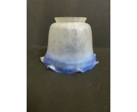 A Vianne etched glass lamp shade 