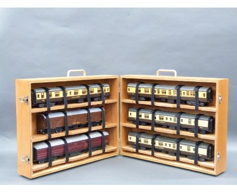 Four Lima 0 gauge Great Western coaches, GWR coaches, GWR Siphon H and a full brake all in wooden carry case