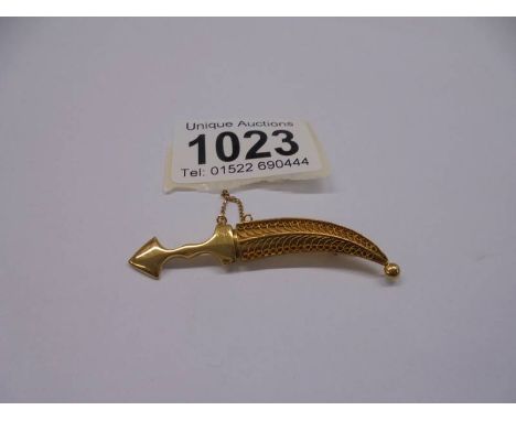 A gold dagger in sheath brooch with safety chain, (tests as 18ct), 7.12 grams. 