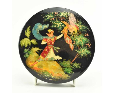 A vintage 1970s circa 1973 black lacquered papier mache snuff box. The circular box hand painted with a scene of a man trying