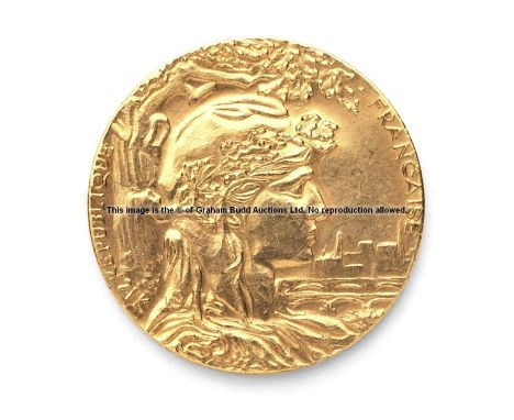 21k gold replica of the 1900 Paris Exposition Universelle Internationale medal designed by Chaplain,stamped 21k, obverse with