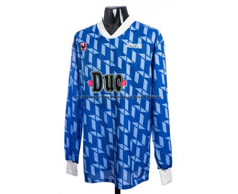 AJ Auxerre blue-patterned No.17 away jersey season 1993-94,long-sleeved Arsenal did not play Auxerre in season 1993-94. It is
