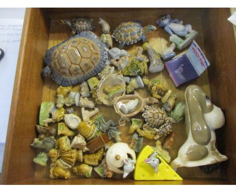 A mixed lot to include mainly Wade ornaments 